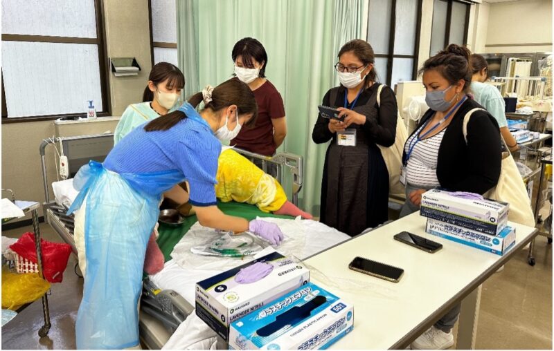 看護学生の看護技術演習を見学中